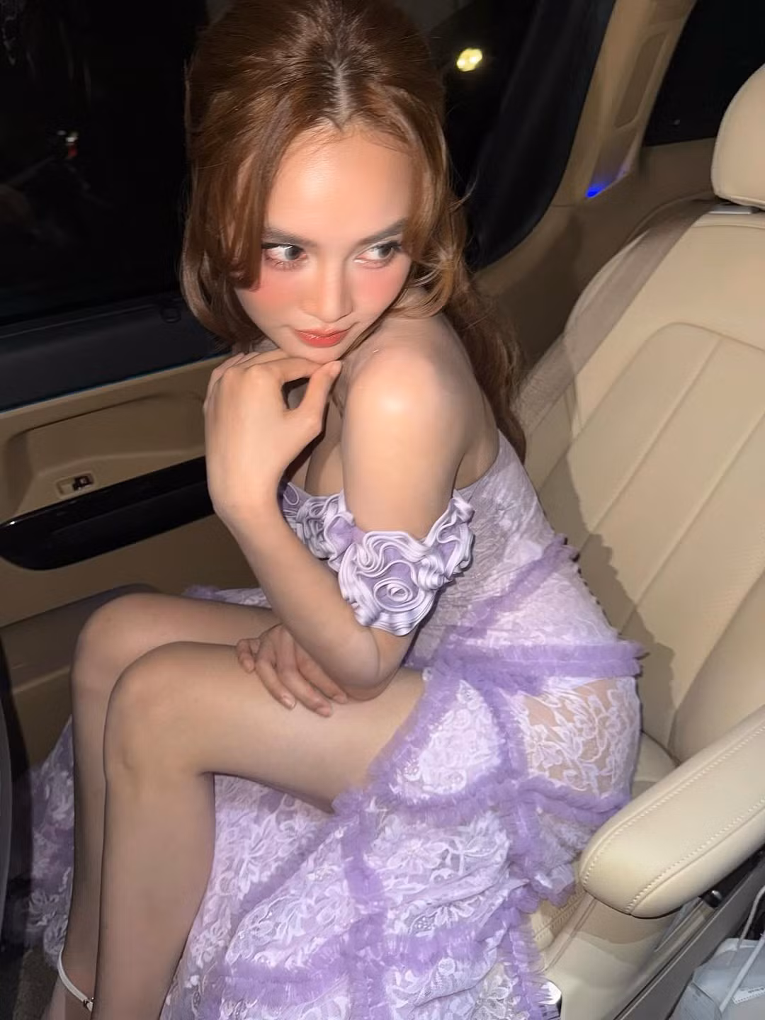 Mới đây, Ninh Dương Lan Ngọc thu hút sự chú ý khi chia sẻ loạt hình ảnh trong bộ váy xuyên thấu màu tím pastel. Với thiết kế ôm sát cơ thể cùng những chi tiết ren tinh tế, nữ diễn viên khoe trọn đường cong quyến rũ và thần thái đầy cuốn hút