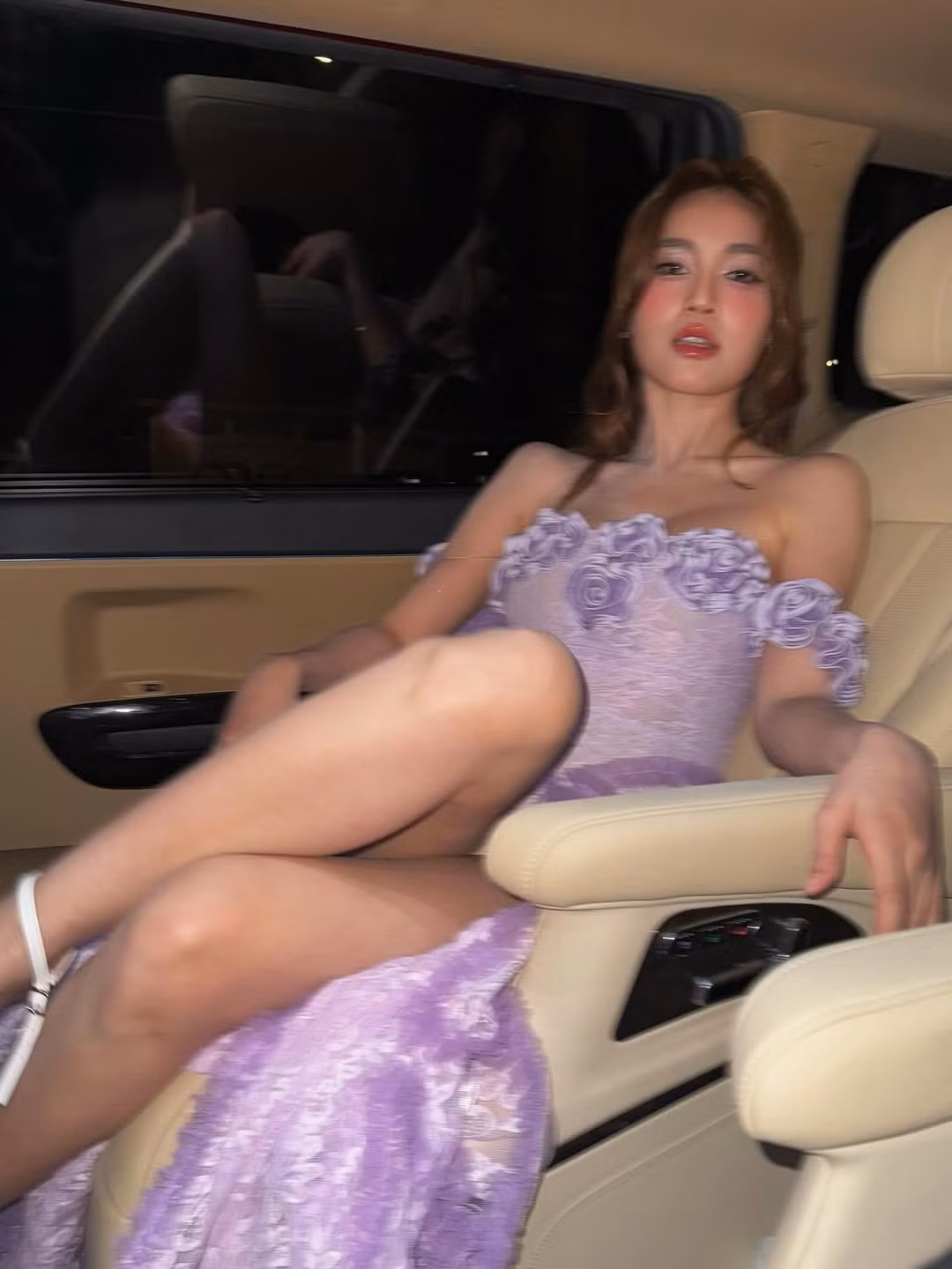 Nhiều khán giả để lại lời khen ngợi cho Ninh Dương Lan Ngọc bởi vẻ ngoài trẻ trung và vóc dáng săn chắc. Không ít người tỏ ra ngưỡng mộ trước cách cô chăm sóc bản thân để giữ gìn sắc vóc ở độ tuổi ngoài 30.