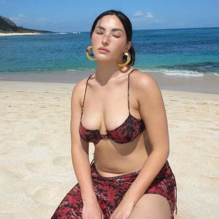 Thừa hưởng dòng máu Nhật Bản từ mẹ và Hà Lan từ bố, Yumi Nu thu hút sự chú ý với nét đẹp sắc sảo. Người đẹp lai truyền cảm hứng mạnh mẽ cho các cô gái, thúc đẩy niềm tự hào về sự đa dạng cơ thể.