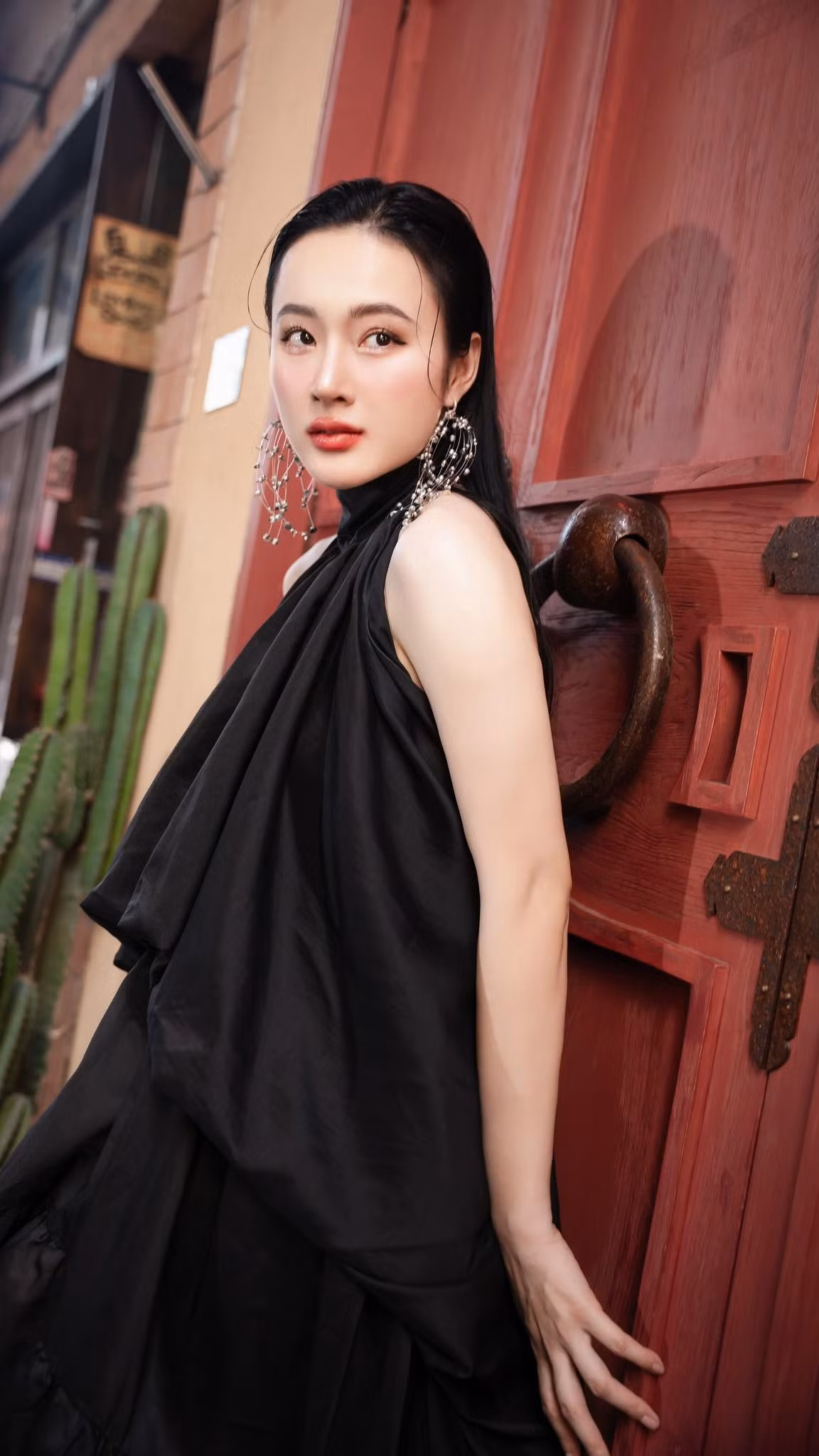 Theo chia sẻ từ Phạm Văn Mách, để có màn "lột xác" này, Angela Phương Trinh duy trì lịch tập dày đặc, 6 buổi mỗi tuần, gồm 4 buổi tập kháng lực tập trung vào các nhóm cơ chính như vai, ngực, lưng, tay và 2 buổi cardio để cải thiện sức bền. Mỗi buổi tập kéo dài từ 45 - 60 phút và được thiết kế riêng bởi chính Phạm Văn Mách.