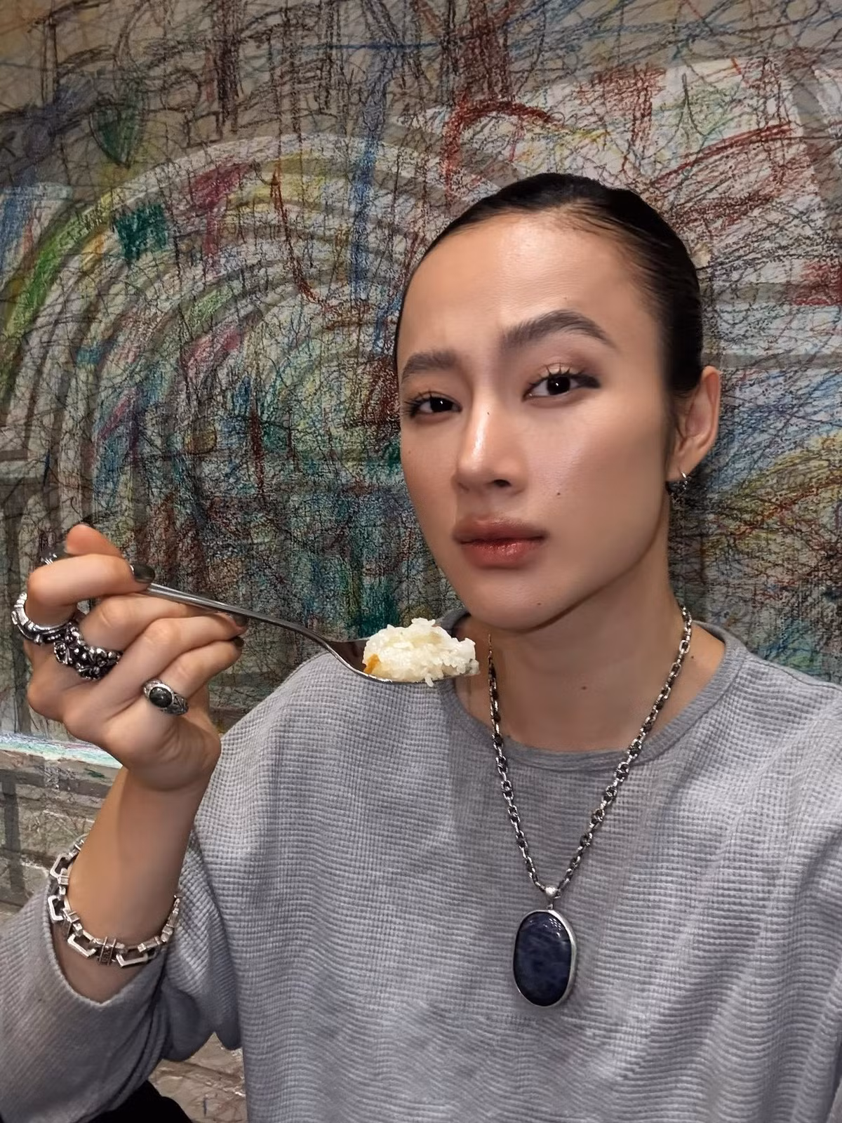 Nhiều người tỏ ra ngỡ ngàng trước sự thay đổi này, thậm chí tiếc nuối hình ảnh nhẹ nhàng của Angela Phương Trinh ngày trước. Tuy nhiên, bên cạnh những ý kiến trái chiều, không ít khán giả tôn trọng quyết định dám thay đổi, dám khác biệt của nữ diễn viên.