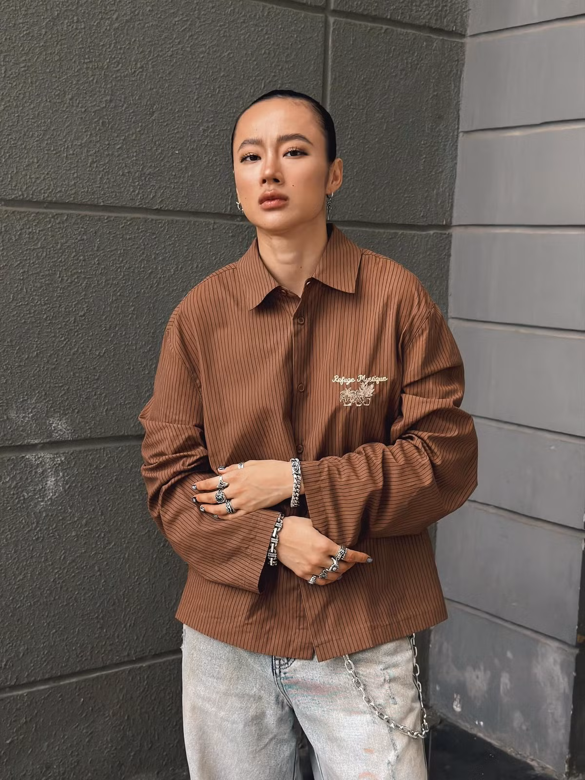 Chính vì vậy, việc loạt hình ảnh mang phong cách nổi loạn được lan truyền đã khiến nhiều người cảm thấy bất ngờ và… khó chấp nhận với Angela Phương Trinh.