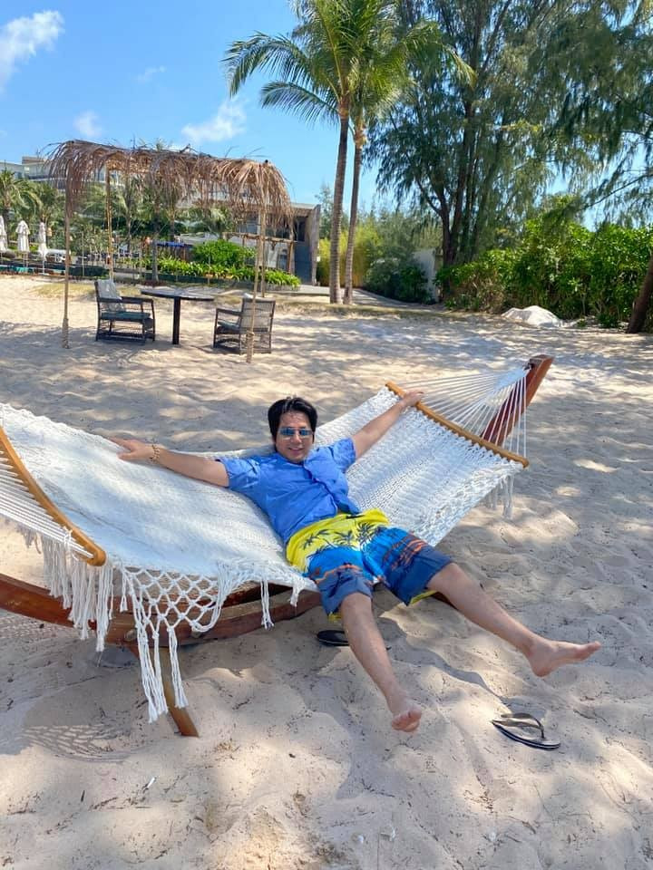 Tập 1 trong hành trình xuyên Việt, Khoa Pug đồng hành với "hướng dẫn viên" ở TP HCM là streamer Thầy Giáo Ba (tên thật Phan Tấn Trung). Khi cùng đến nhà hàng, nam YouTuber nói rằng mình vẫn còn "đi lại khó khăn" do chân chưa khỏe.