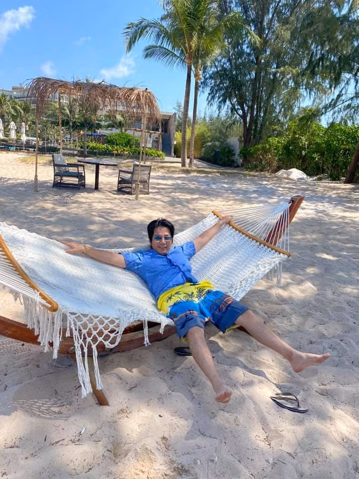 Tập 1 trong hành trình xuyên Việt, Khoa Pug đồng hành với "hướng dẫn viên" ở TP HCM là streamer Thầy Giáo Ba (tên thật Phan Tấn Trung). Khi cùng đến nhà hàng, nam YouTuber nói rằng mình vẫn còn "đi lại khó khăn" do chân chưa khỏe.