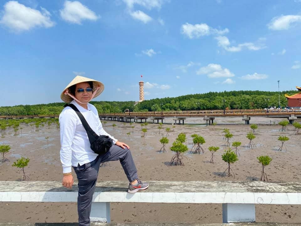 Trước đó, vào cuối tháng 7, anh tiết lộ đã chi 3 tỷ đồng kéo chân tại Istanbul (Thổ Nhĩ Kỳ) để cao 1,80 m. Đây là lần thứ 2, nam Youtuber thực hiện kéo dài chân tăng chiều cao.