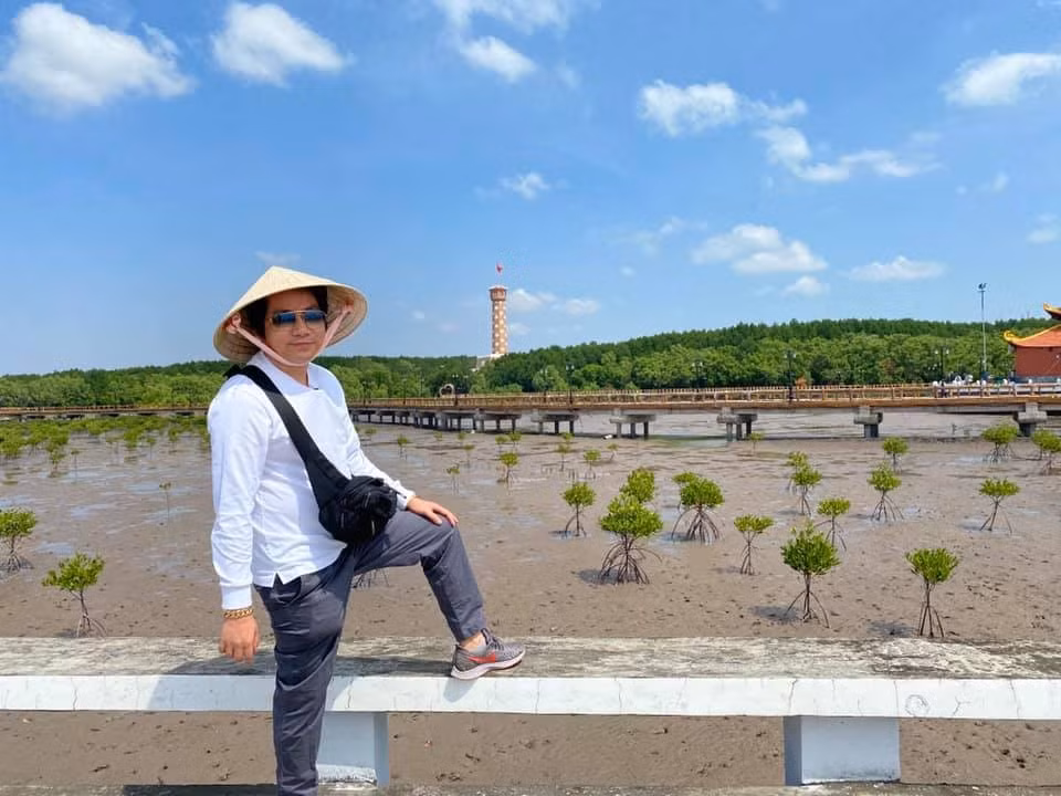 Trước đó, vào cuối tháng 7, anh tiết lộ đã chi 3 tỷ đồng kéo chân tại Istanbul (Thổ Nhĩ Kỳ) để cao 1,80 m. Đây là lần thứ 2, nam Youtuber thực hiện kéo dài chân tăng chiều cao.