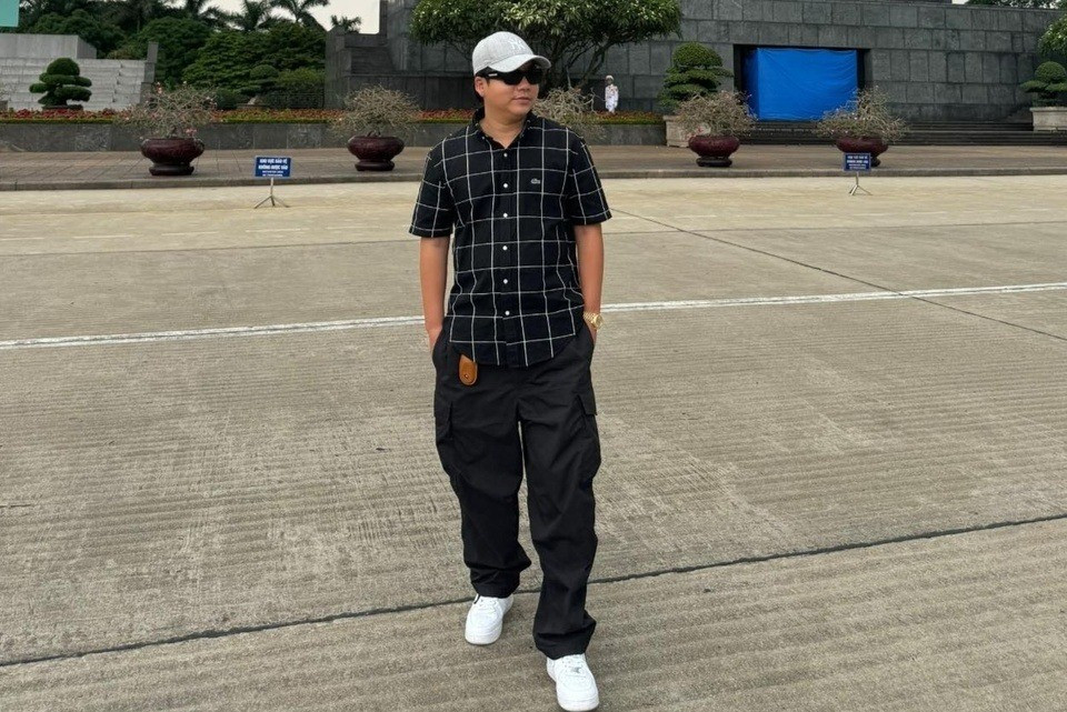 Mới đây, Khoa Pug đăng bức hình kỷ niệm tại Hà Nội, bày tỏ mong muốn du lịch tới vùng núi phía Bắc. "Mấy bác cho em hỏi là đi lên Tây Bắc, gặp trẻ em vùng cao mang gùi hoa ban đi lang thang trên đèo thì nên tặng tiền hay tặng quà vậy? Nếu tặng tiền thì bao nhiêu là được, mà tặng quà thì tặng gì nhỉ?", nam Youtuber bày tỏ.