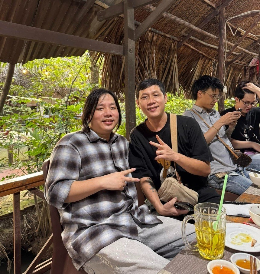 Bài đăng thu hút hơn 100.000 lượt yêu thích, nhiều người đặc biệt chú ý đến chiều cao có sự thay đổi rõ rệt của anh chàng sinh năm 1992.