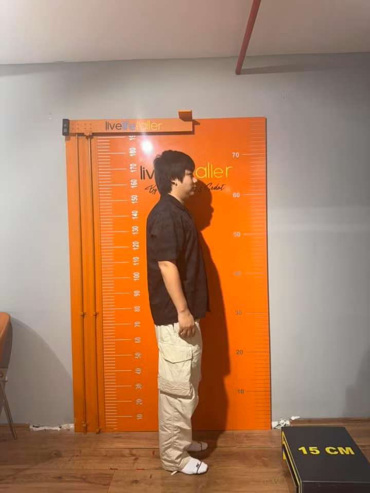 Trước đó, khi mới trở về TP HCM, Khoa Pug đã chia sẻ vlog đi ăn "gián biển siêu đắt đỏ" và "tôm hùm khổng lồ". Xuyên suốt các video, người xem có thể thấy anh bước đi chưa vững, cà nhắc.