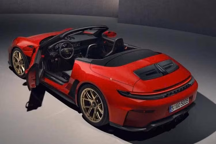 Nội thất xe cũng được chăm chút với các chi tiết giàu tính thể thao như dây an toàn màu đỏ Guards Red và hệ thống ghế Adaptive Sports Plus hỗ trợ chỉnh điện 18 hướng. Những tinh chỉnh này nhằm tạo ra sự cân bằng giữa một chiếc xe có khả năng vận hành mạnh mẽ và một phương tiện đủ tiện nghi để sử dụng thường xuyên.