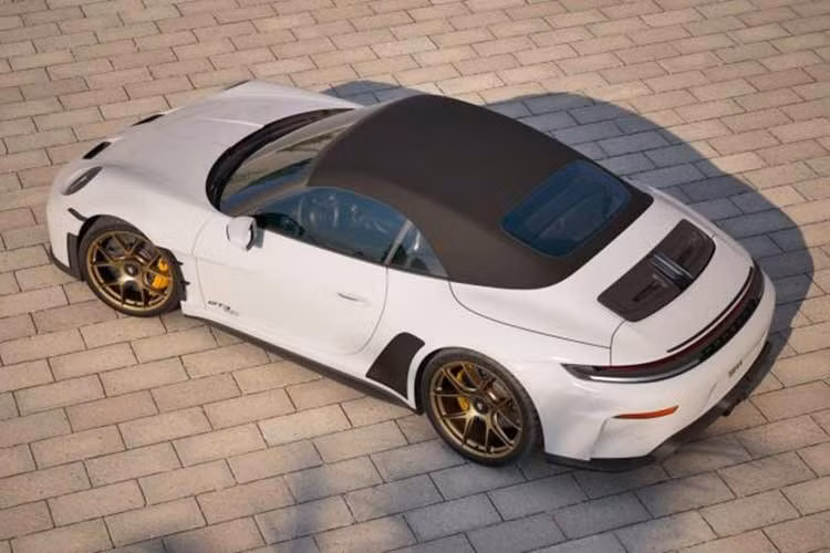 Xe trang bị động cơ boxer 6 xi-lanh nằm ngang dung tích 4 lít hút khí tự nhiên của GT3, sản sinh công suất 502 mã lực tại 9.000 vòng/phút với hộp số sàn 6 cấp. Mô-men xoắn cực đại 460 Nm, tương đương GT3 tiêu chuẩn. Xe tăng tốc 0-100 km/h trong 3,9 giây và đạt tốc độ tối đa 313 km/h.