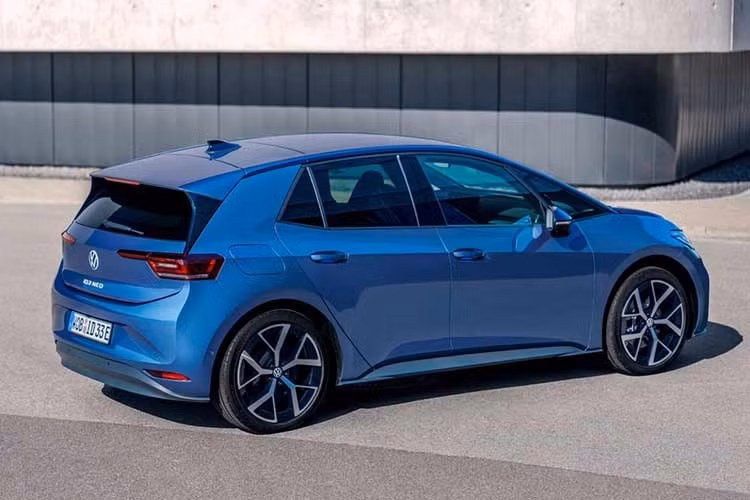 Ở phiên bản cao cấp, mẫu xe này đạt công suất tối đa 228 mã lực và sử dụng pin 79 kWh, cho phạm vi hoạt động lên tới 630 km theo chuẩn WLTP. Khả năng sạc cũng được cải thiện với công suất đạt 105 kW ở các phiên bản tiêu chuẩn và tầm trung cấp. Con số tương ứng ở bản cao cấp nhất là 183 kW. Ngoài ra, mẫu xe điện này còn được trang bị tính năng cấp điện cho các thiết bị bên ngoài (V2L