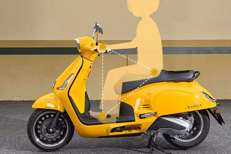 Một số chi tiết thực dụng cũng được điều chỉnh nhằm tăng tính tiện lợi, như vị trí nắp bình xăng được bố trí lại ở khu vực sàn để chân phía trước. Xe sử dụng khung thép ống truyền thống thay vì khung eSAF, kết hợp cùng hệ thống giảm xóc sau đôi, khiến tổng khối lượng đạt khoảng 138 kg, cao hơn so với một số mẫu xe tay ga thời trang quen thuộc trên thị trường.