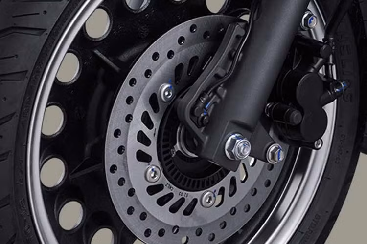 Ở dàn chân, Honda trang bị bộ lốp không săm chuyên dụng cho NS150LA, kích thước 110/70-13M/C 48P trước, 130/70-13M/C 63P sau. Hệ thống cảm biến áp suất lốp, giúp theo dõi lốp xe theo thời gian thực.