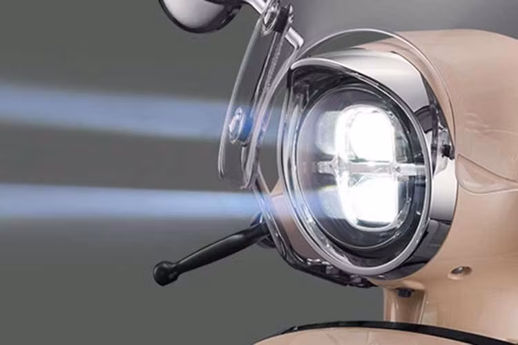 Xe nổi bật với cụm đèn pha tròn đi kèm lưới chrome, phần thân sau bo cong mềm mại, đèn xi-nhan nhỏ gọn cùng bộ mâm mang phong cách hoài cổ. Yên xe thiết kế dày, phân tầng giúp tạo sự thoải mái cho người lái và hành khách phía sau, cùng việc thêu chỉ đỏ càng làm nổi bật về mặt thẩm mỹ.