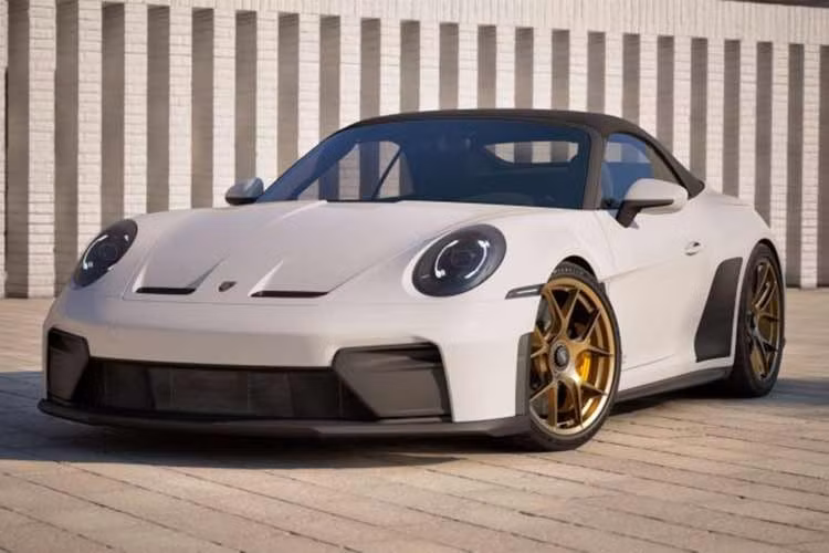 Tính đến thời điểm hiện tại, đơn vị phân phối chính thức Porsche Việt Nam vẫn giữ thái độ im lặng và chưa đưa ra thông tin xác nhận về sự có mặt của dòng GT3 S/C. Trên các kênh thông tin chính thức của hãng, dòng 911 vẫn đang tập trung vào các phiên bản như Carrera Coupe, Cabriolet và Targa 4 GTS với mức giá khởi điểm từ 8,87 tỷ đồng.