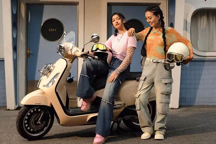 Về tổng thể, NS150LA 2026 tiếp tục theo đuổi ngôn ngữ thiết kế kết hợp giữa cổ điển và cao cấp. Xe sở hữu kích thước dài x rộng x cao đạt 2078 x 749 x 1296mm, chiều cao yên 740mm, trọng lượng 147kg, bình xăng dung tích 8,2 lít.