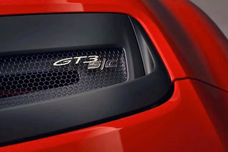 Trong số 13 hạng mục tùy chọn, gói Street Style Package là trang bị đắt đỏ nhất với mức giá 45.330 USD (khoảng 1,2 tỷ đồng). Gói nâng cấp này tập trung thay đổi diện mạo xe với bộ la-zăng khác biệt kích thước 20 inch phía trước và 21 inch phía sau, kết hợp cùng hệ thống kẹp phanh màu vàng Victory Gold nổi bật.