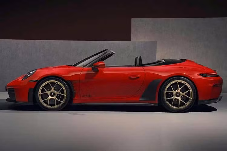 Mức giá phụ kiện chính hãng đi kèm cho mẫu xe thể thao mui trần này cho thấy mức độ chịu chi và yêu cầu khắt khe về tính cá nhân hóa của khách hàng đối với dòng xe đặc biệt này, khi số tiền phụ phí đã ngang ngửa giá trị của một mẫu xe sedan hạng sang như Toyota Camry mới trên thị trường Việt.