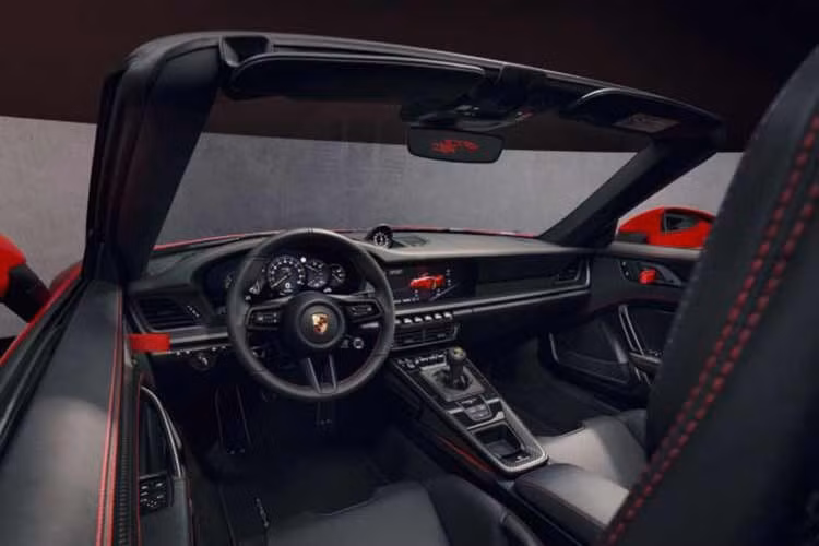 Một chi tiết đáng chú ý khác trong danh sách phụ kiện là hệ thống nâng gầm trục trước có giá trị hơn 135 triệu đồng. Đây được xem là trang bị thiết yếu đối với các dòng siêu xe tại Việt Nam, giúp xe dễ dàng vượt qua các gờ giảm tốc hoặc các đoạn đường dốc trong đô thị mà không làm hư hại phần cản trước thấp.