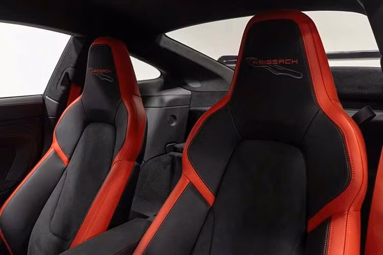 Về mặt kỹ thuật, hãng xe Đức từng cung cấp một mẫu xe mui trần với động cơ GT3 trước đây, nhưng 911 Speedster đời trước là phiên bản giới hạn đặc biệt với mui xếp thủ công và kính chắn gió cắt ngắn. Tuy nhiên, S/C mới có hệ thống mui xếp điện tiện dụng hơn và kính chắn gió tiêu chuẩn. Với một nút bấm, mui vải sẽ hạ xuống hoặc nâng lên trong khoảng 12 giây ở tốc độ dưới 50 km/h.