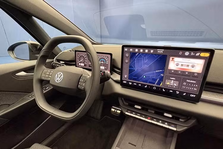 Bên cạnh thiết kế gọn gàng hơn, Volkswagen ID.3 Neo còn đánh dấu sự trở lại đáng hoan nghênh của các nút điều khiển vật lý bên trong xe. Rõ ràng, Volkswagen đã lắng nghe các ý kiến chỉ trích và loại bỏ những thanh trượt cảm ứng gây tranh cãi, thay thế bằng các nút bấm truyền thống. Những nút này xuất hiện trên vô lăng hai chấu mới và trên cụm điều khiển trung tâm. Mặt táp-lô được cải tiến nhẹ với các đường nét đơn giản hơn và vật liệu nâng cấp.