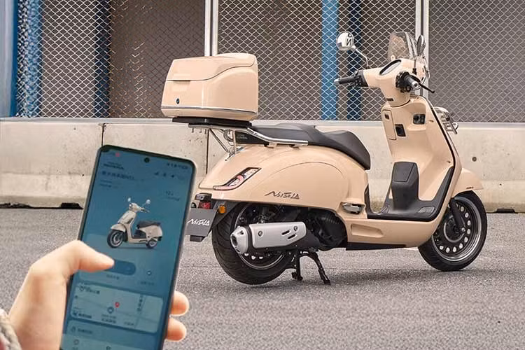 NS150LA 2026 được trang bị chìa khóa Smartkey và hỗ trợ mở khóa bằng điện thoại. Camera hành trình được tích hợp trên phiên bản Pro, cho phép xem lại hành trình đảm bảo tính tiện ích trong quá trình di chuyển.