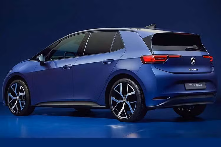 Phần còn lại của thân xe được giữ nguyên như phiên bản cũ. Tuy nhiên, cột A, nóc, cánh gió mui và cửa cốp được sơn cùng màu thân xe thay thế lớp sơn đen bóng trước đây. Theo hãng Volkswagen, điều này giúp ID.3 Neo trông “dài hơn, thấp hơn và năng động hơn”. Nhìn chung, các thay đổi về thiết kế ngoại thất không quá lớn như kỳ vọng.