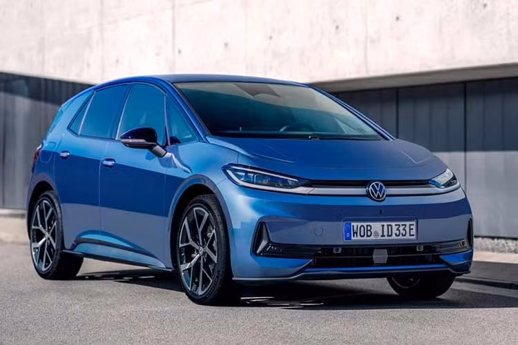 Ngoài ra, mẫu xe điện này còn được trang bị tính năng cấp điện cho các thiết bị bên ngoài (V2L). Volkswagen hiện đã nhận cọc cho ID.3 Neo tại Đức và các thị trường châu Âu khác từ ngày 16/4. Giá bán chính thức của xe vẫn chưa được công bố tới người dùng.