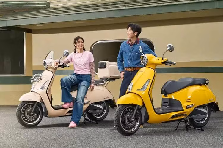 Honda NS150LA 2026 là mẫu tay ga mang phong cách retro thời trang, sở hữu những đường nét thiết kế gợi liên tưởng đến "người anh em" Stylo. Ở phiên bản mới, xe được cập nhật thêm các màu sắc nhằm đáp ứng sở thích đa dạng của khách hàng.