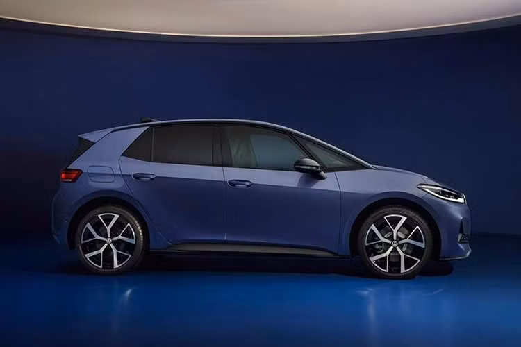 Ở ngoại thất, thay đổi lớn nhất của Volkswagen ID.3 Neo là dải đèn LED vắt ngang đầu xe với thiết kế dày dặn hơn, kết nối hai bên đèn pha được tinh chỉnh nhẹ và đi kèm các chi tiết ốp màu đen. Logo Volkswagen được đặt thấp hơn so với trước trong khi cản trước có thêm các khe hút gió sắc nét hơn.