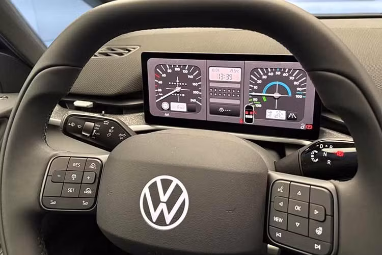 Bên cạnh các nút bấm cơ học, Volkswagen ID.3 Neo còn sở hữu một điểm nhấn nữa là khoang lái kỹ thuật số mới với bảng đồng hồ 10,25 inch lớn hơn và màn hình thông tin giải trí 12,9 inch. Hai màn hình này có giao diện đồ họa mới và danh mục đơn giản hơn, dễ sử dụng hơn. Hệ thống thông tin giải trí Innovision tích hợp cửa hàng ứng dụng, cung cấp các tiện ích như xem video trực tuyến, chơi game, hỗ trợ đỗ xe và sạc điện.