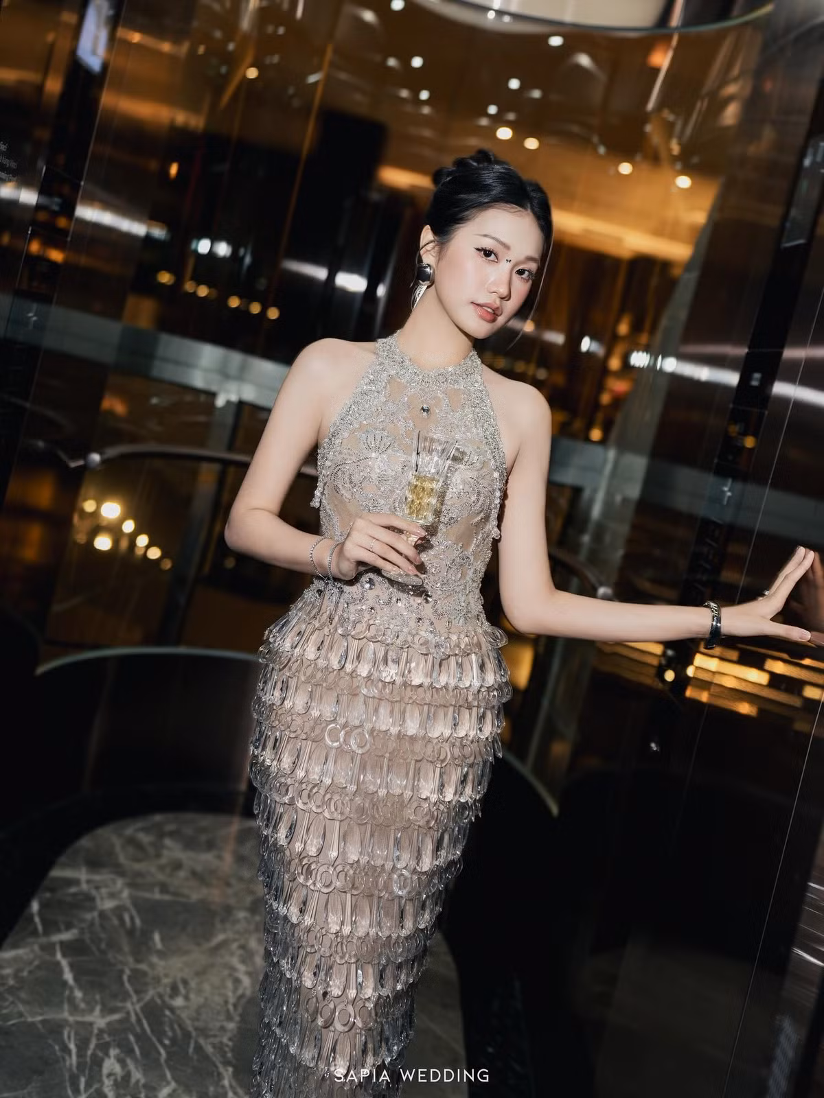 Trong loạt ảnh được chia sẻ, Hải My diện chiếc đầm dạ hội ánh bạc lấp lánh, phần cổ yếm khoe trọn bờ vai mảnh mai và tấm lưng trần nuột nà.