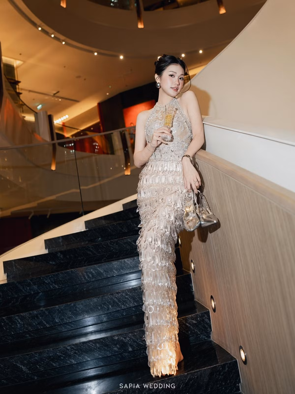 Layout trang điểm nhẹ nhàng, mái tóc búi cao gọn gàng càng tôn lên khuôn mặt thanh tú, sống mũi cao và nụ cười rạng rỡ của Doãn Hải My.