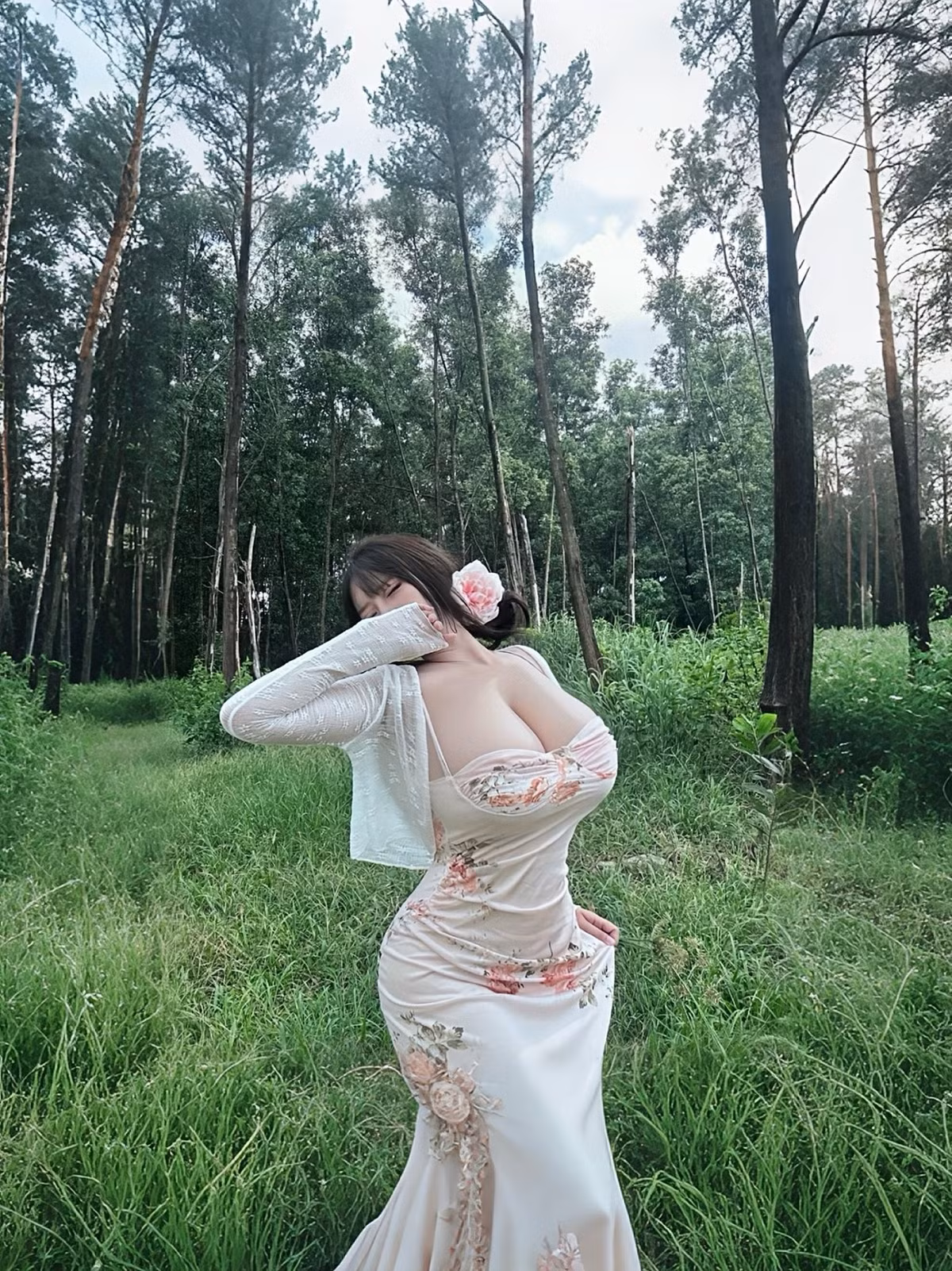 Ngay khi được đăng tải, bộ ảnh “Người Nhện đỏ” của Pi Tiên đã thu hút hàng loạt bình luận: “Bản Spider-Woman nhìn mê thật sự!” “Cosplay mà đẹp như poster phim.” “Trang phục chất, thần thái đỉnh.”