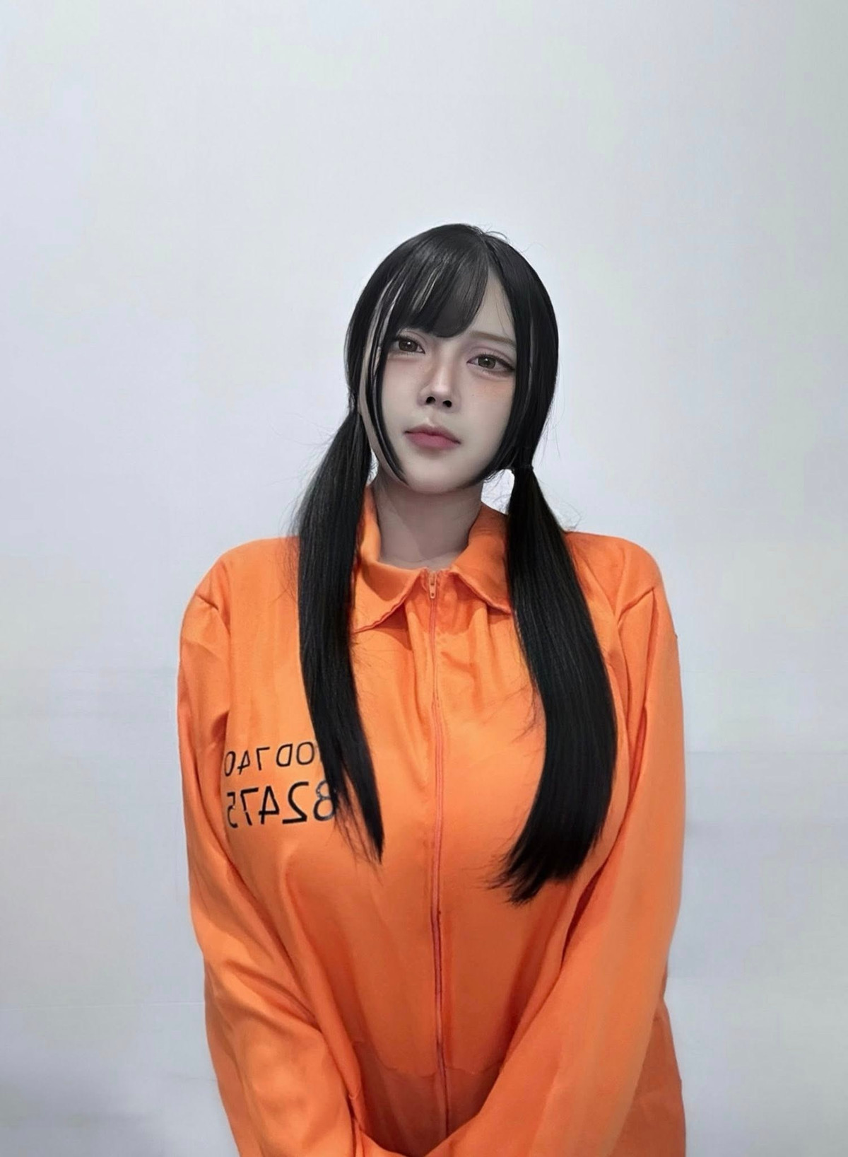 Việc sử dụng góc máy cận mặt và cận thân thể hiện rõ nét biểu cảm cũng như hiệu ứng của bộ trang phục, giúp loạt ảnh trở nên bắt mắt và hút tương tác.