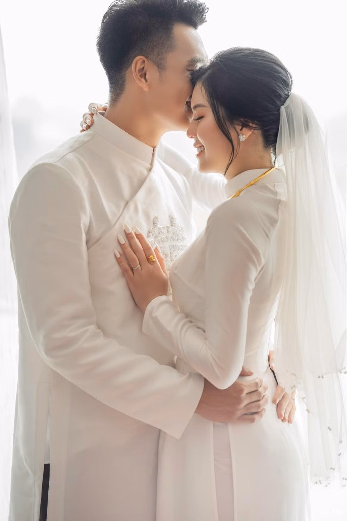 Bà xã Thành Chung cũng tiết lộ lý do chuyển từ căn hộ chung cư cao cấp sang biệt thự mặt đất: "Khi có Leo yêu, vợ chồng mình hiểu thêm giá trị của không gian sống và ưu tiên mội trường mặt đất nơi có khuôn viên để Leo có không gian gần hơn với thế giới bên ngoài"...