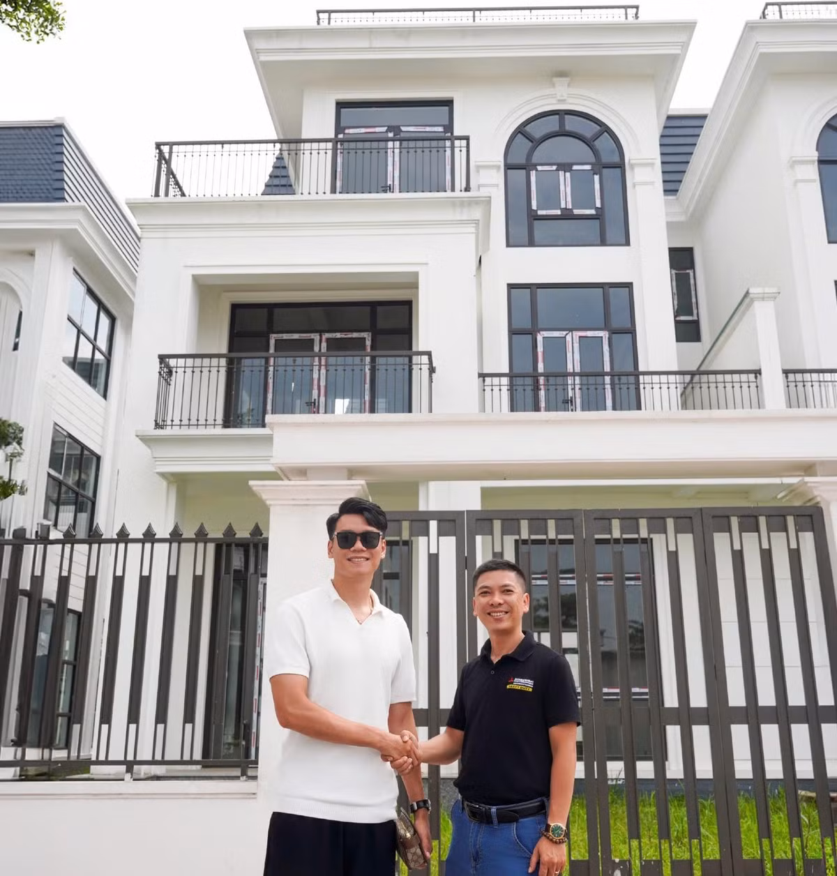 Mới đây nhất, tuyển thủ đội tuyển Việt Nam Nguyễn Thành Chung và vợ hot girl là Ngô Tố Uyên (Uyên Kem) bất ngờ tung vlog hé lộ tổ ấm tương lai – một căn biệt thự hoành tráng đang trong quá trình hoàn thiện, khiến dân tình chỉ biết "há hốc mồm".