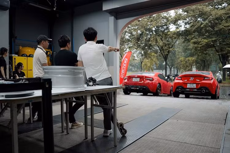 Trước đó, anh đã úp mở bằng cách chia sẻ ảnh nội thất một mẫu xe thể thao; giới mê xe nhanh chóng nhận ra đây chính là khoang lái của Subaru BRZ số sàn. Bởi vậy, cộng đồng gần như chắc chắn chiếc BRZ đỏ trong loạt ảnh mới đã chính thức về nhà tay chơi siêu xe này.