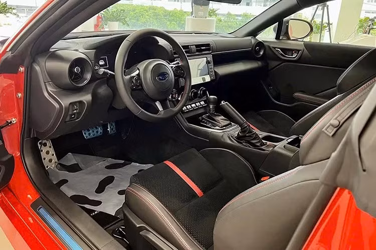 Khoang nội thất của xe Subaru BRZ hướng tới người lái với ghế thể thao bọc da kết hợp Ultrasuede, màn hình kỹ thuật số 7 inch, vô-lăng 3 chấu và màn hình trung tâm tích hợp công nghệ an toàn EyeSight.