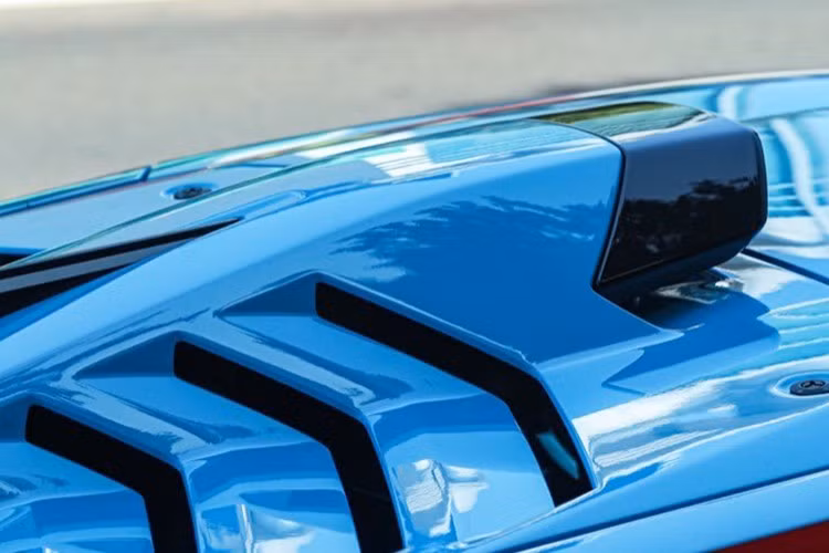 Để giảm trọng lượng, hãng xe Italy đã sử dụng sợi carbon ở rất nhiều chi tiết như cánh gió, bộ chia gió hốc bánh xe, líp cản trước, ốp gương chiếu hậu,… Đặc biệt, toàn bộ đuôi xe dùng bộ khung từ chiếc Lamborghini Huracan Super Trofeo EVO - một mẫu xe đua dựa trên Huracan, với 75% sử dụng chất liệu carbon.