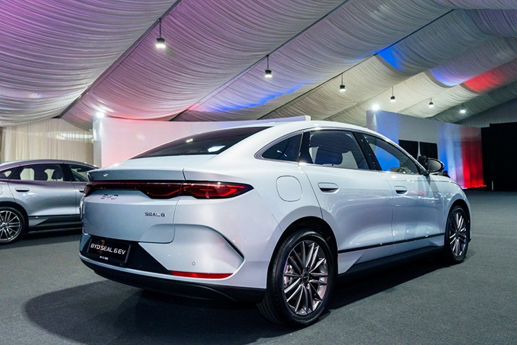 Tuy có chiều dài cơ sở ngang ngửa Toyota Camry và Honda Accord nhưng mẫu xe này lại được định vị trong phân khúc sedan hạng C và lớn nhất phân khúc tại thị trường Malaysia, vượt trội cả Honda Civic, Toyota Corolla Altis và Mazda3. BYD Seal 6 vốn thuộc dòng sản phẩm Dynasty thay vì Ocean. Do đó, xe sở hữu phong cách thiết kế gần gũi với BYD Atto 2 và Atto 3 hơn là Seal.