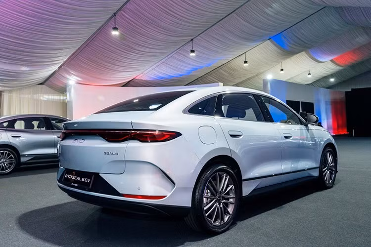 Tuy có chiều dài cơ sở ngang ngửa Toyota Camry và Honda Accord nhưng mẫu xe này lại được định vị trong phân khúc sedan hạng C và lớn nhất phân khúc tại thị trường Malaysia, vượt trội cả Honda Civic, Toyota Corolla Altis và Mazda3. BYD Seal 6 vốn thuộc dòng sản phẩm Dynasty thay vì Ocean. Do đó, xe sở hữu phong cách thiết kế gần gũi với BYD Atto 2 và Atto 3 hơn là Seal.