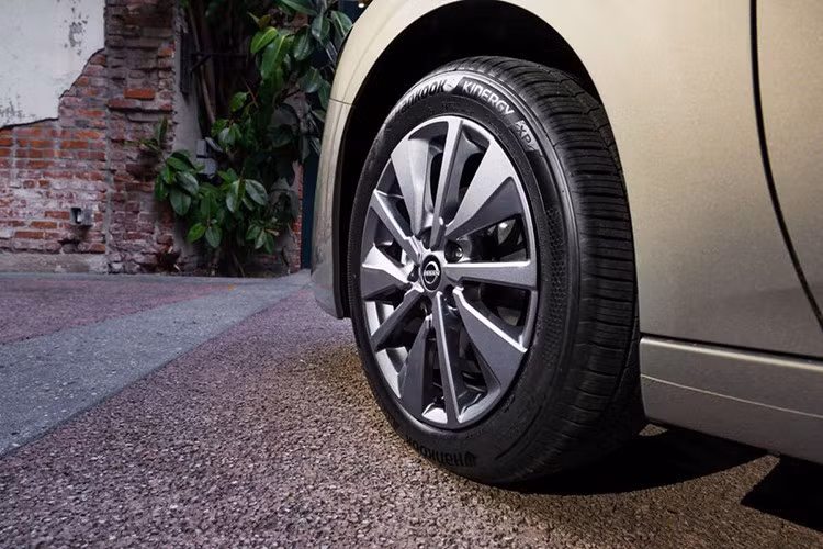 Trên phiên bản SR, Nissan Sentra 2026 sẽ có thêm cánh gió cốp, bệ cửa màu đen, mâm xe 18 inch và mui xe hai tông màu cá tính hơn cho người ùng trẻ tuổi.