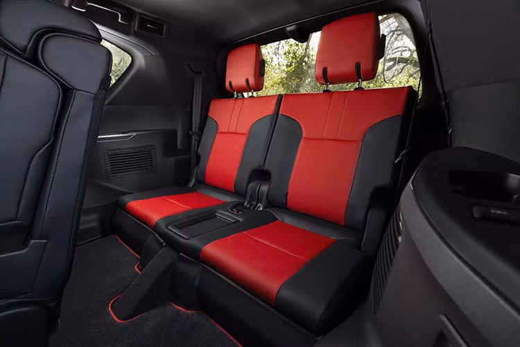 Với cả hai loại động cơ, LX có thể kéo tới 8.000 pound (khoảng 3.600 kg). Phiên bản hybrid cũng giới thiệu một số tính năng thông minh, bao gồm hệ thống lái trợ lực điện ở dải tốc độ thấp giúp kiểm soát ga tinh tế trên những cung đường gồ ghề, và vỏ pin chống thấm nước cho phép lội nước sâu tới 73 cm. Tóm lại, đây là một chiếc xe sang trọng ngay cả khi vẫn còn bám bùn.