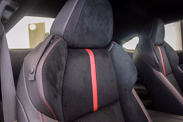 Là một mẫu xe thể thao tốc độ, hàng ghế sau của BRZ có lẽ chỉ phù hợp cho trẻ em. Một người cao trên 1,8 m nếu ngồi phía sau sẽ khá khó chịu, đầu chạm trần và chân không thể để vừa nếu hàng ghế trước không đẩy lên.