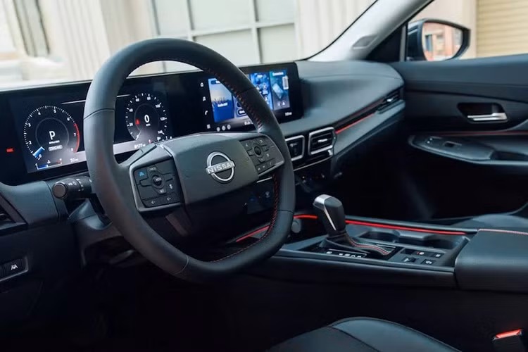 Biến thể tiêu chuẩn của Nissan Sentra 2026 sẽ không có bảng đồng hồ hiển thị 12,3 inch mà thay vào đó chỉ đạt 7 inch (mặc dù tất cả đều có Android Auto và Apple CarPlay).