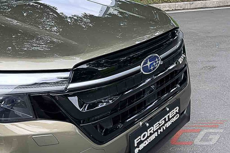 Xe sở hữu đèn pha LED mảnh đi kèm dải LED ban ngày, đèn sương mù LED đặt góc cản trước, cùng cụm đèn hậu LED dạng ôm góc với thanh ngang màu đen trên cốp sau.