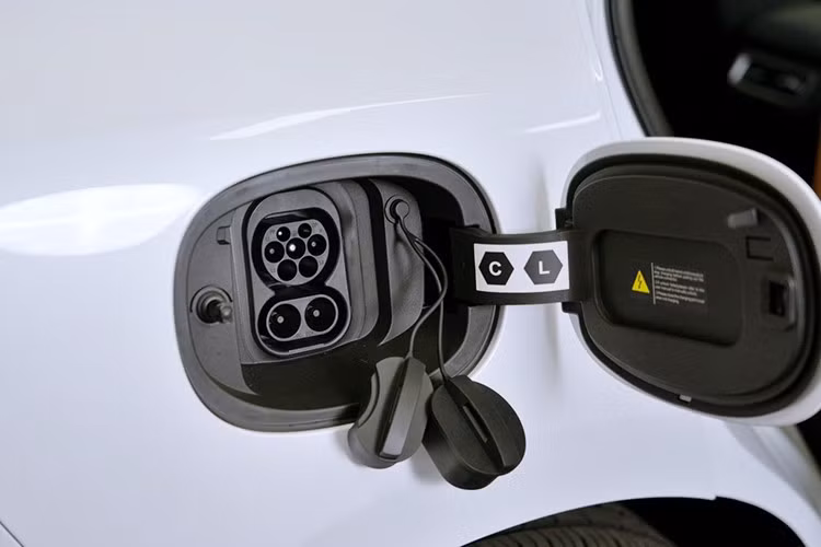 Dù ở phiên bản nào, xe cũng dùng mô-tơ điện nằm trên cầu sau và pin Blade LFP dung lượng 56,64 kWh. Mô-tơ điện tạo ra công suất tối đa 129 mã lực và mô-men xoắn cực đại 220 Nm ở bản Dynamic, cho phép tăng tốc từ 0-100 km/h trong 10,9 giây trước khi đạt tốc độ tối đa 160 km/h.