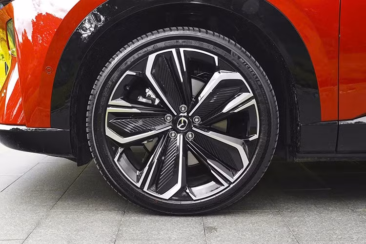 Tất cả các phiên bản đều được trang bị mâm xe 19 inch tiêu chuẩn, trong khi các phiên bản cao cấp hơn có thể được trang bị mâm xe 21 inch. Khách hàng cũng có thể lựa chọn từ 7 tùy chọn màu ngoại thất, bao gồm hai màu sơn độc quyền.